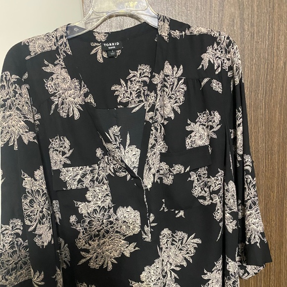 Quarter length sleeve floral blouse - Picture 1 of 1